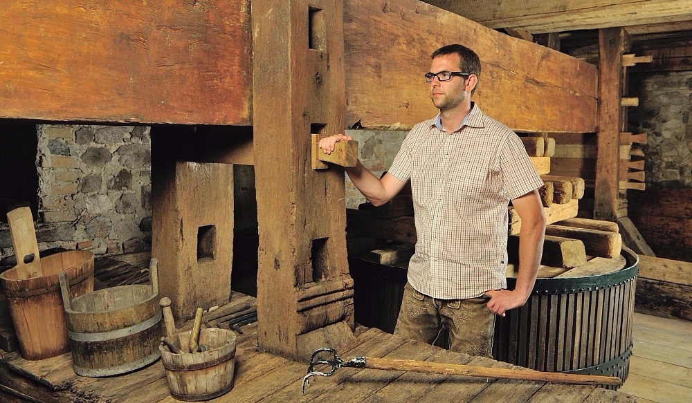 Старинный деревянный механический пресс иногда используют и сегодня